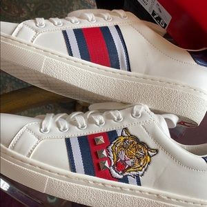 Never worn Sketchers Sneaker Memory Foam NWT